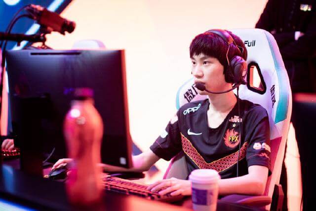 Perkz口嗨左手,他会成为世界赛笑话,LPL被高估插图3 LOL:Perkz口嗨左手,他会成为世界赛笑话,LPL被高估