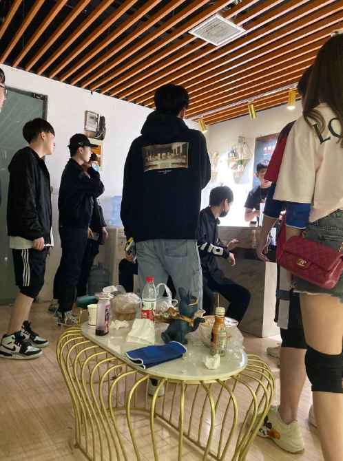 3355607313630346182 选手休赛期都在干嘛?小明小虎领队,JKL加入一起玩密室