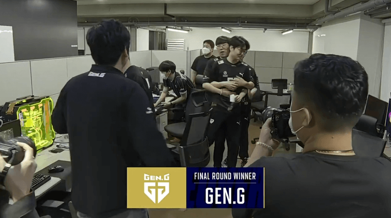 T1惨遭横扫无缘世界赛，Faker赛后表情让人心酸