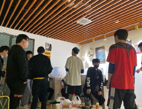 3355607311697058867 选手休赛期都在干嘛?小明小虎领队,JKL加入一起玩密室
