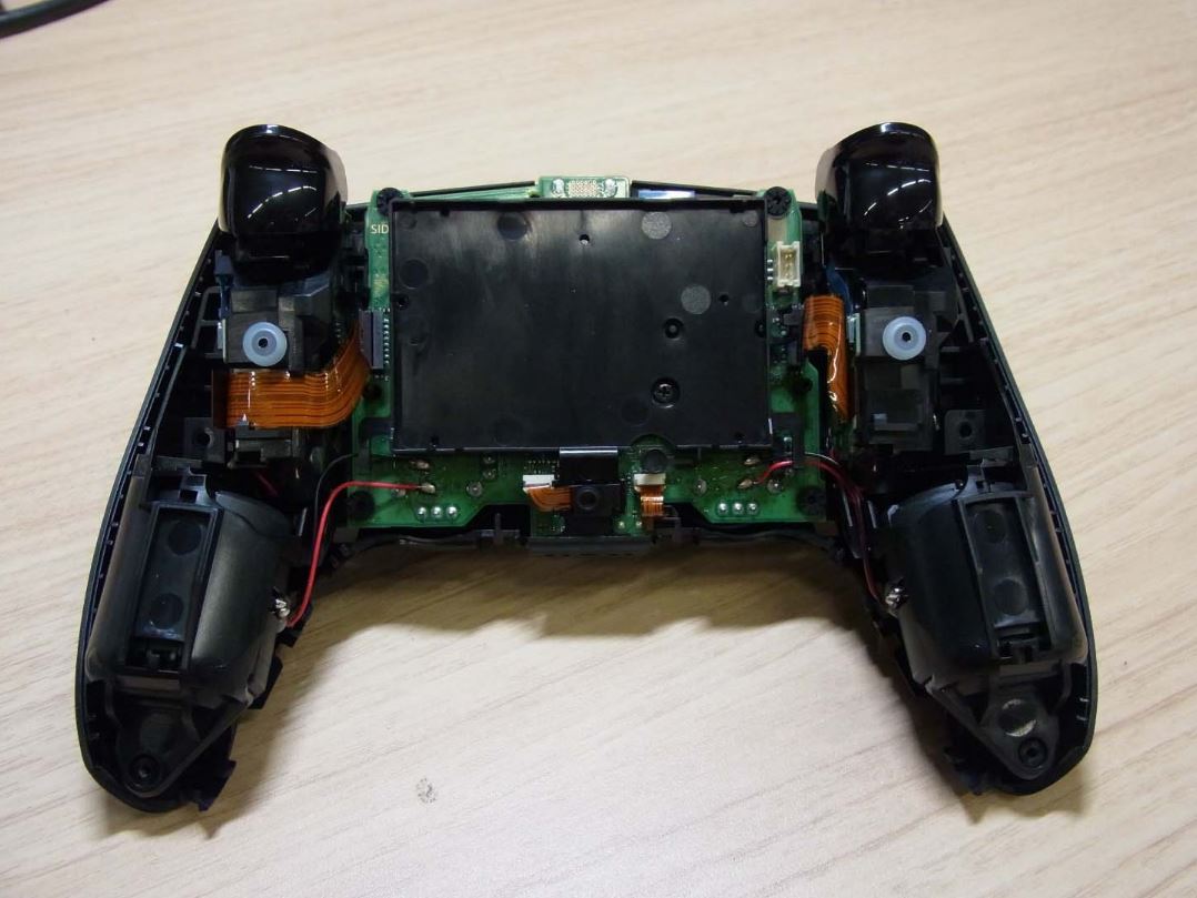 PS5手柄拆解组图,内部零件一览无遗插图1 PS5手柄拆机照曝光 内部芯片及布线情况公开