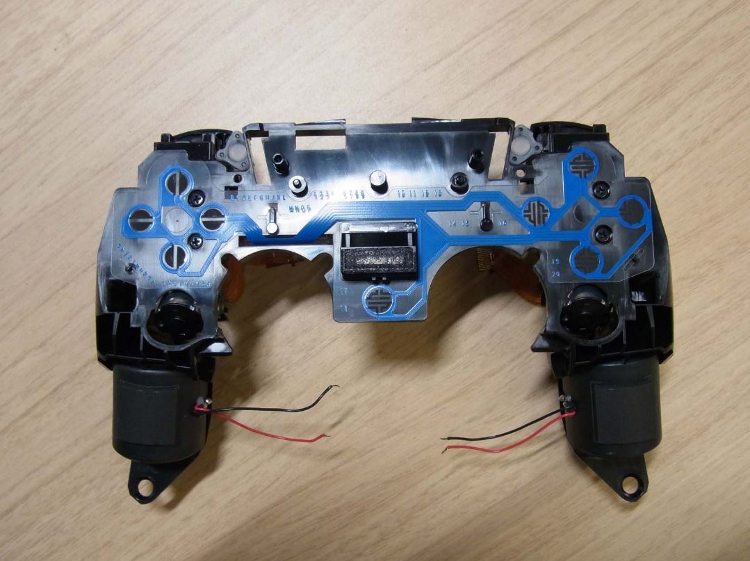 PS5手柄拆解组图,内部零件一览无遗插图3 PS5手柄拆机照曝光 内部芯片及布线情况公开