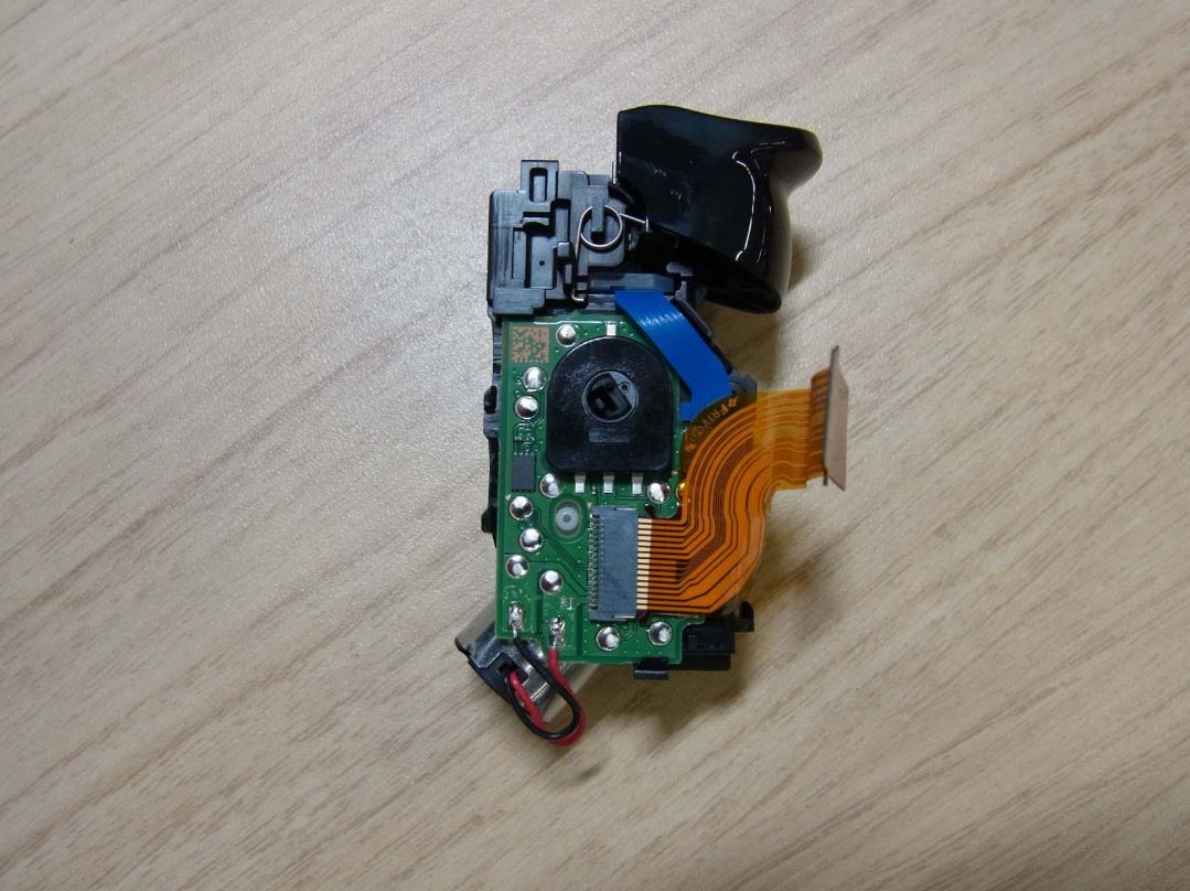 PS5手柄拆解组图,内部零件一览无遗插图4 PS5手柄拆机照曝光 内部芯片及布线情况公开