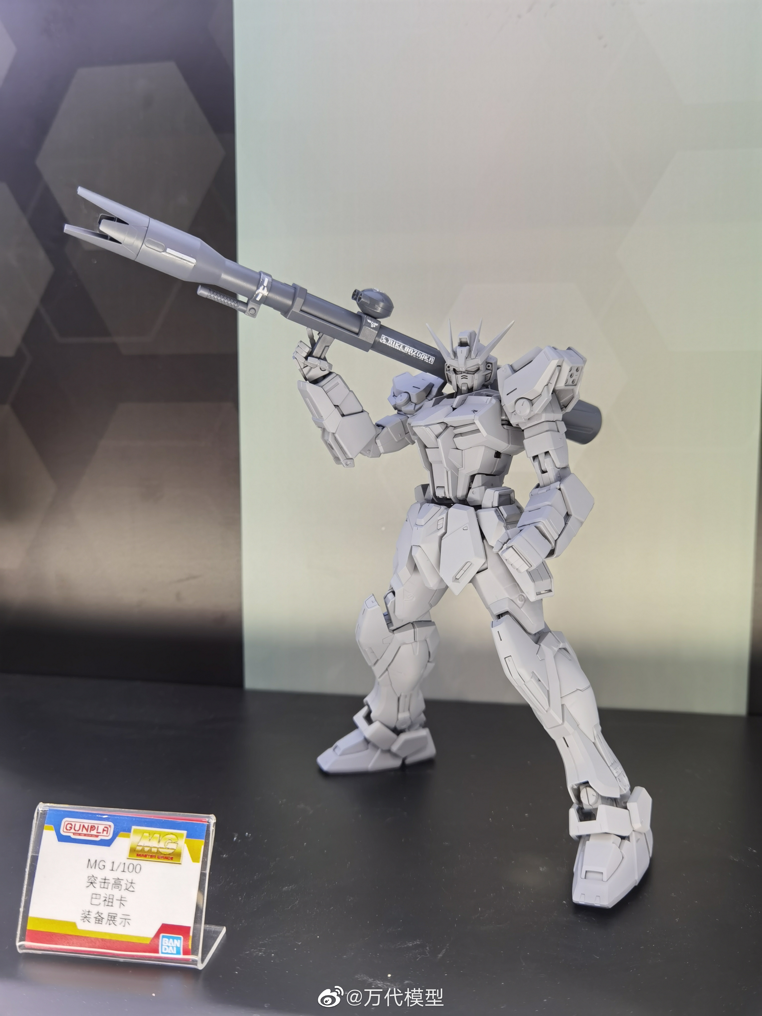 万代新MG空战型强袭高达RM(中国红)+全装备套装 11月1日登陆天猫插图2 万代11月1日上线 MG 1/100 中国红空战型突击高达+全装备套装 售价1150元
