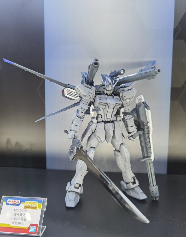 万代新MG空战型强袭高达RM(中国红)+全装备套装 11月1日登陆天猫插图3 万代11月1日上线 MG 1/100 中国红空战型突击高达+全装备套装 售价1150元