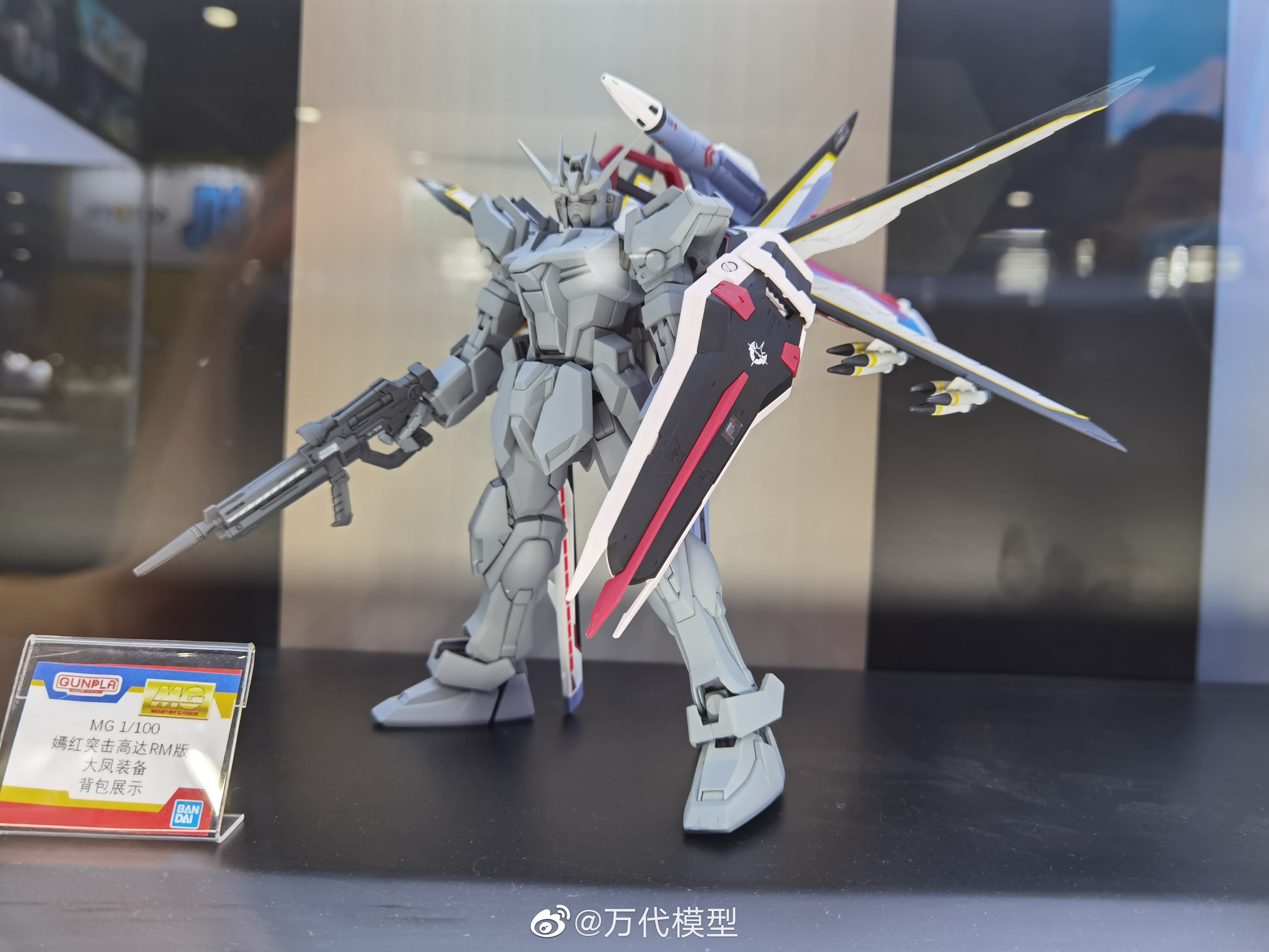 万代新MG空战型强袭高达RM(中国红)+全装备套装 11月1日登陆天猫插图4 万代11月1日上线 MG 1/100 中国红空战型突击高达+全装备套装 售价1150元