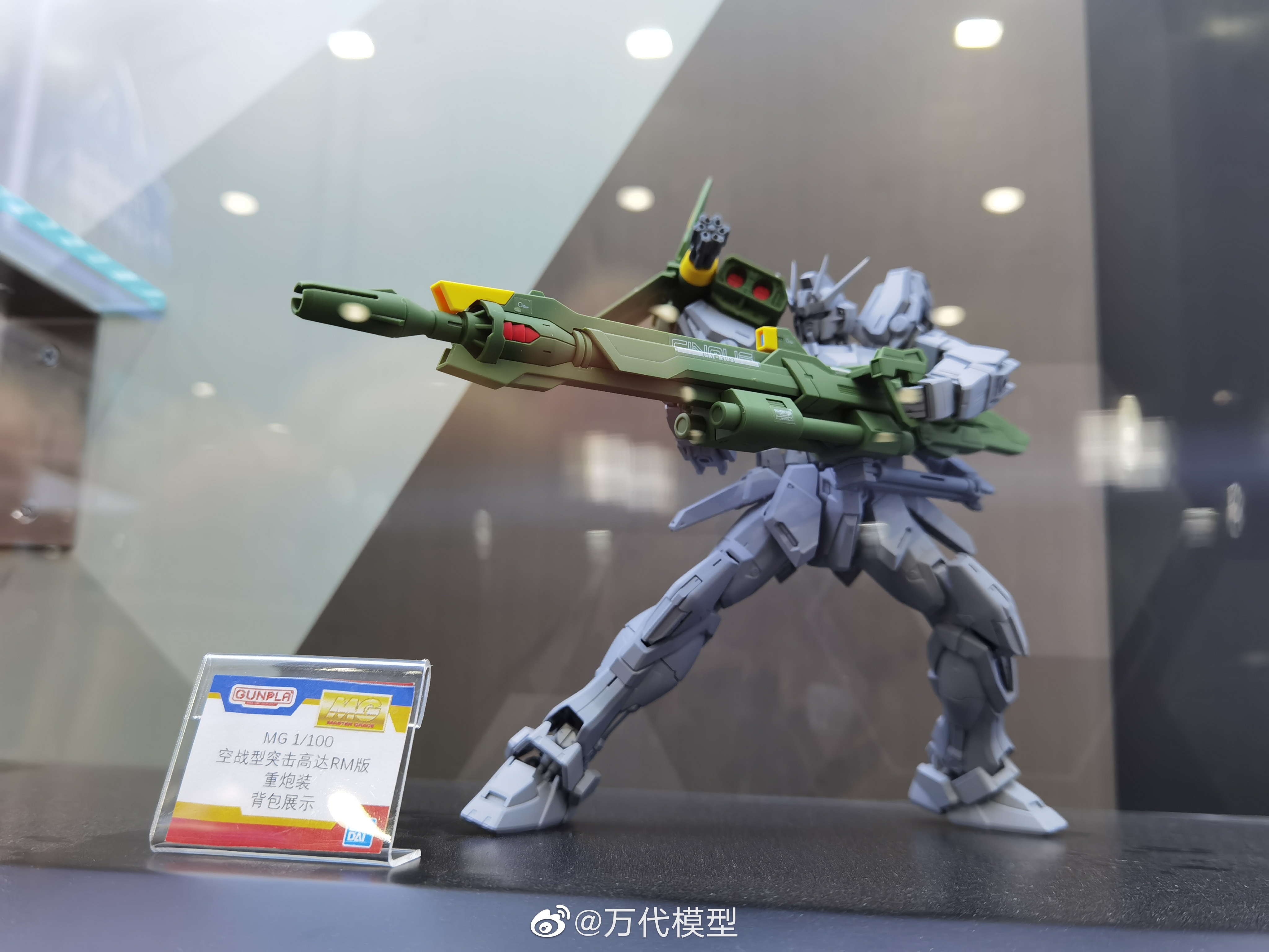 万代新MG空战型强袭高达RM(中国红)+全装备套装 11月1日登陆天猫插图10 万代11月1日上线 MG 1/100 中国红空战型突击高达+全装备套装 售价1150元