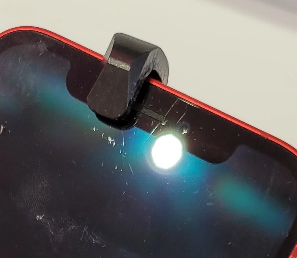 苹果iPhone 12又出新问题,买来3天就有划痕插图 苹果iPhone 12到货才三天 屏幕上就有划痕了