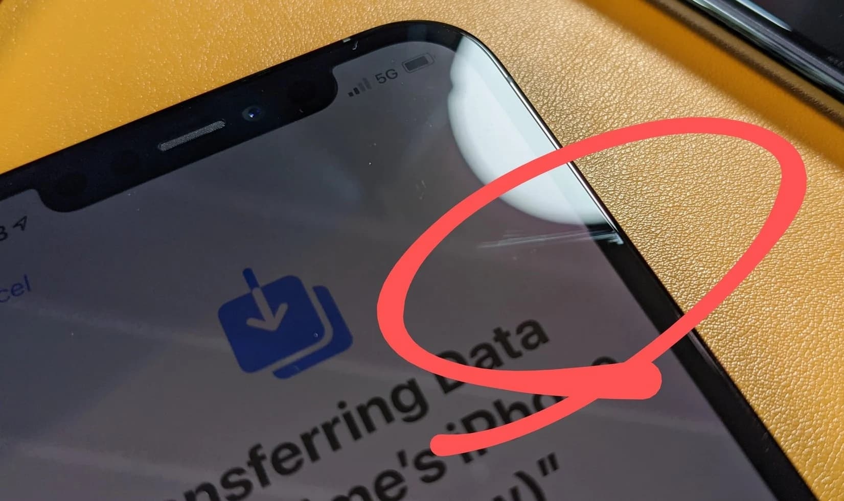 苹果iPhone 12又出新问题,买来3天就有划痕插图1 苹果iPhone 12到货才三天 屏幕上就有划痕了