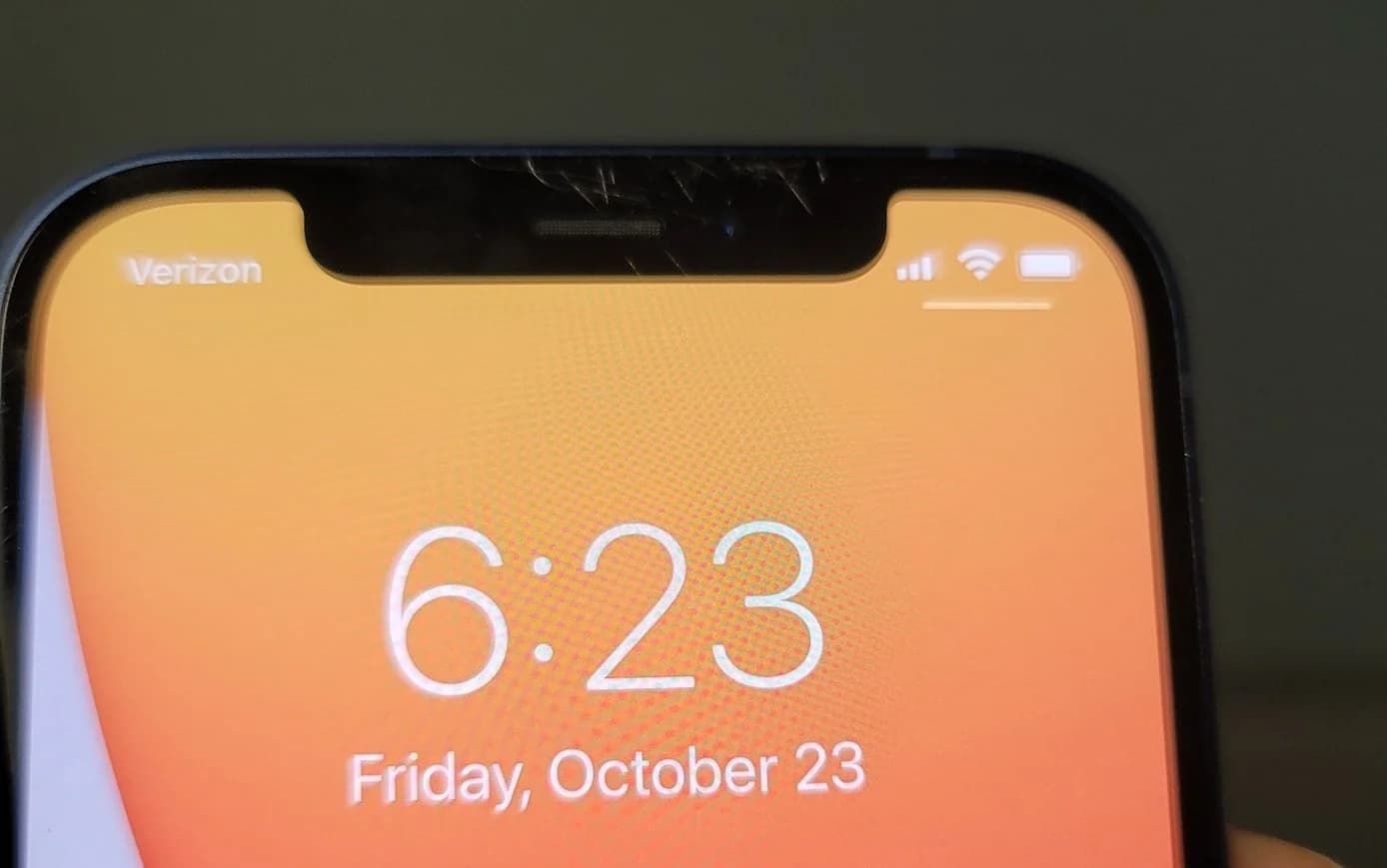 苹果iPhone 12又出新问题,买来3天就有划痕插图2 苹果iPhone 12到货才三天 屏幕上就有划痕了