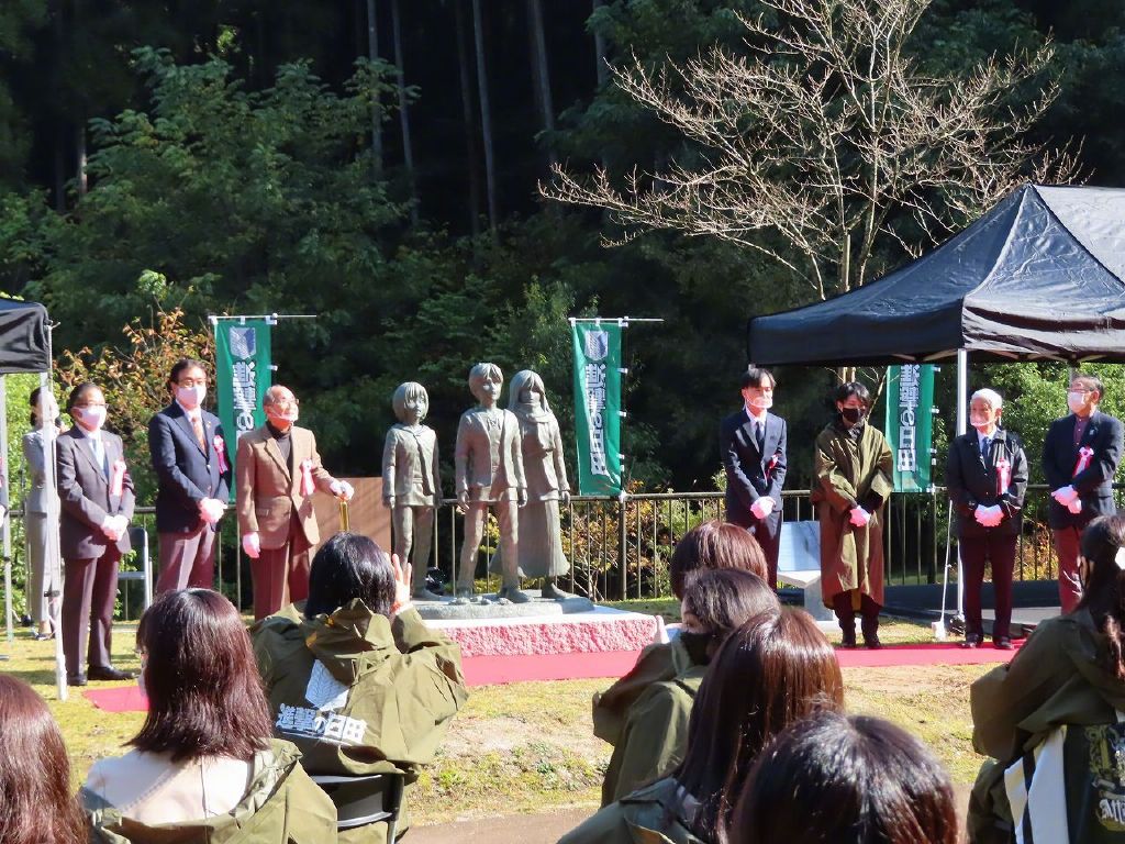 日本进击的巨人铜像揭幕仪式中谏山创透露：「进击的巨人还剩1%~2%完结」 ​​​​