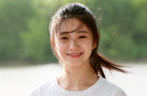 张艺谋新片《一秒钟》官宣,范伟、张译 和 00后“谋女郎”刘浩存主演插图1 张艺谋新片《一秒钟》已过审 新晋谋女郎是00后新人