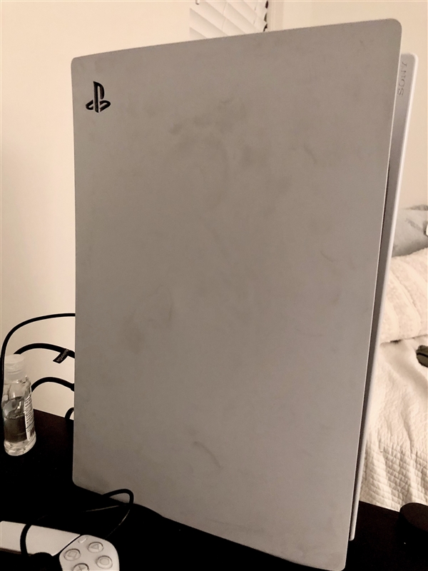 PS5玩家吐槽外壳脏了根本擦不掉插图1 玩家吐槽PS5外壳上沉积黑色污渍:根本擦不掉