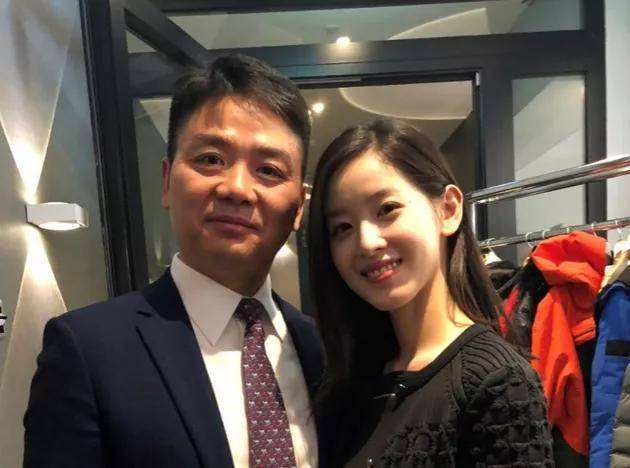 奶茶妹才是聪明人,始终没放弃刘强东,今东哥身价1354亿插图1 章泽天才是聪明人,始终没放弃刘强东,今东哥身价1354亿