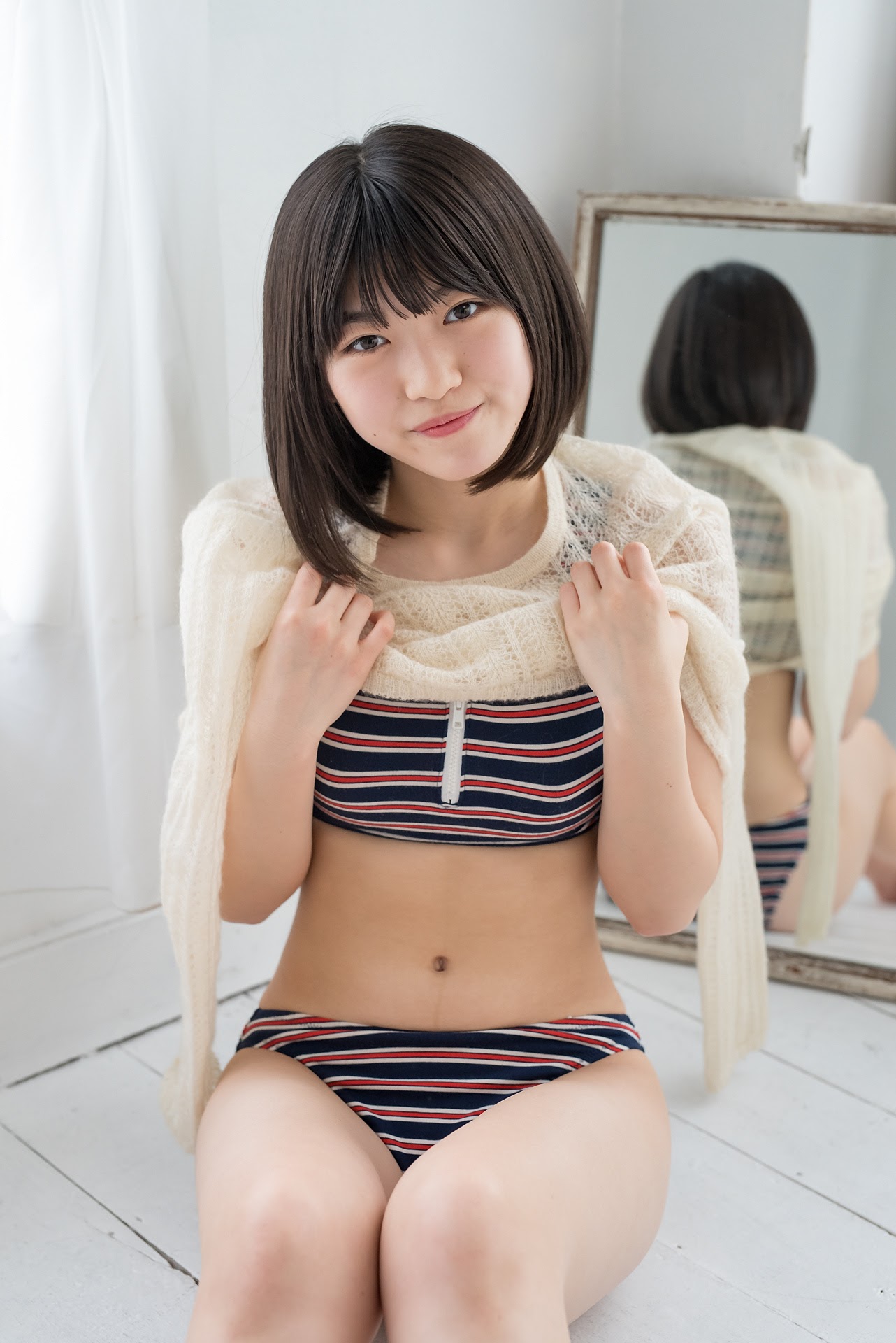 现役女高中生“沢村りさ” 写真集【条纹泳装】