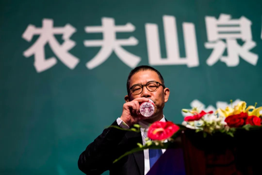 农夫山泉钟睒睒成亚洲首富,身价超过5000亿元插图 2020年全球赚钱最多的人:农夫山泉钟睒睒进前三 今年暴涨4623亿元