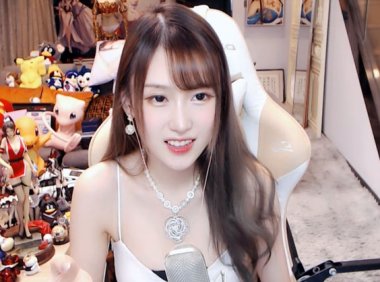 腐团儿户外自拍照，大长腿“拉”得离谱，网友调侃身高2米的女人