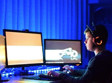 《英雄联盟》职业选手卢崛排位卡BUG，被禁赛+封号3年
