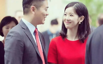 奶茶妹才是聪明人,始终没放弃刘强东,今东哥身价1354亿