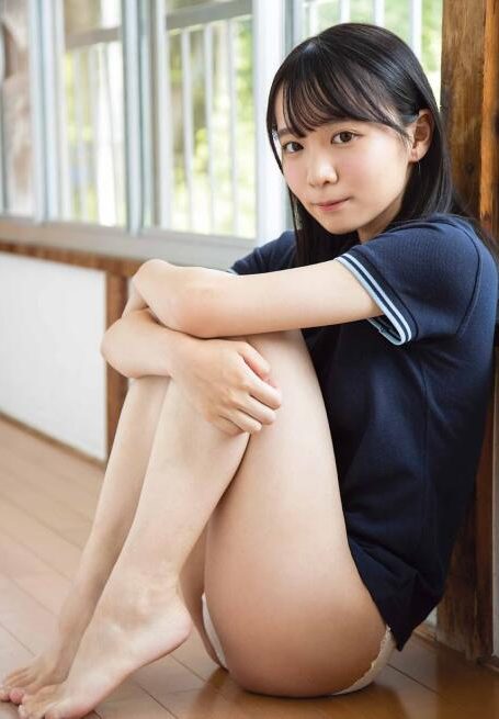 写真集:《Young Gangan 2022.08.19 No.17 林田百加 椿野ゆうこ》
